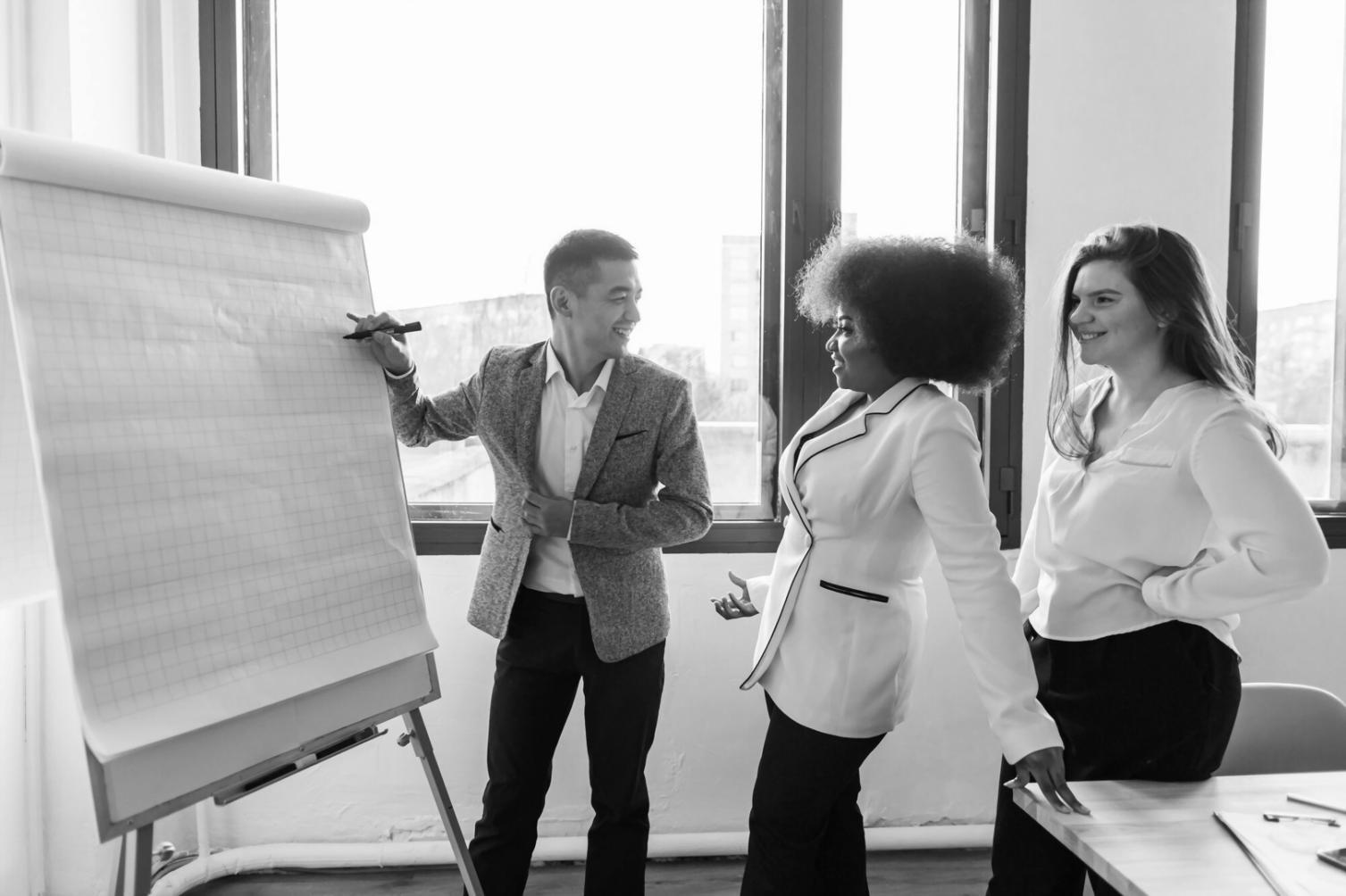 Espace de travail organisé avec documents budgétaires et ordinateur portable